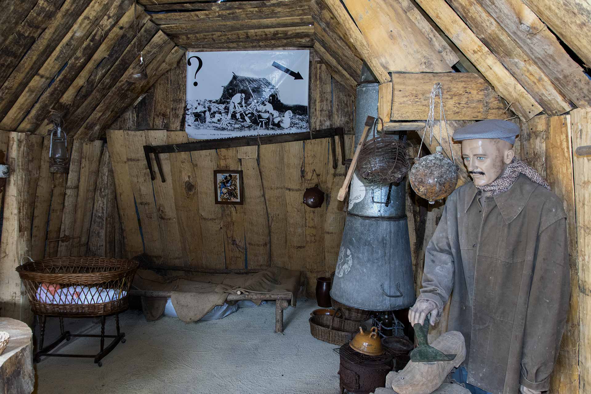 Hutte des sabotiers en forêt – vue extérieure