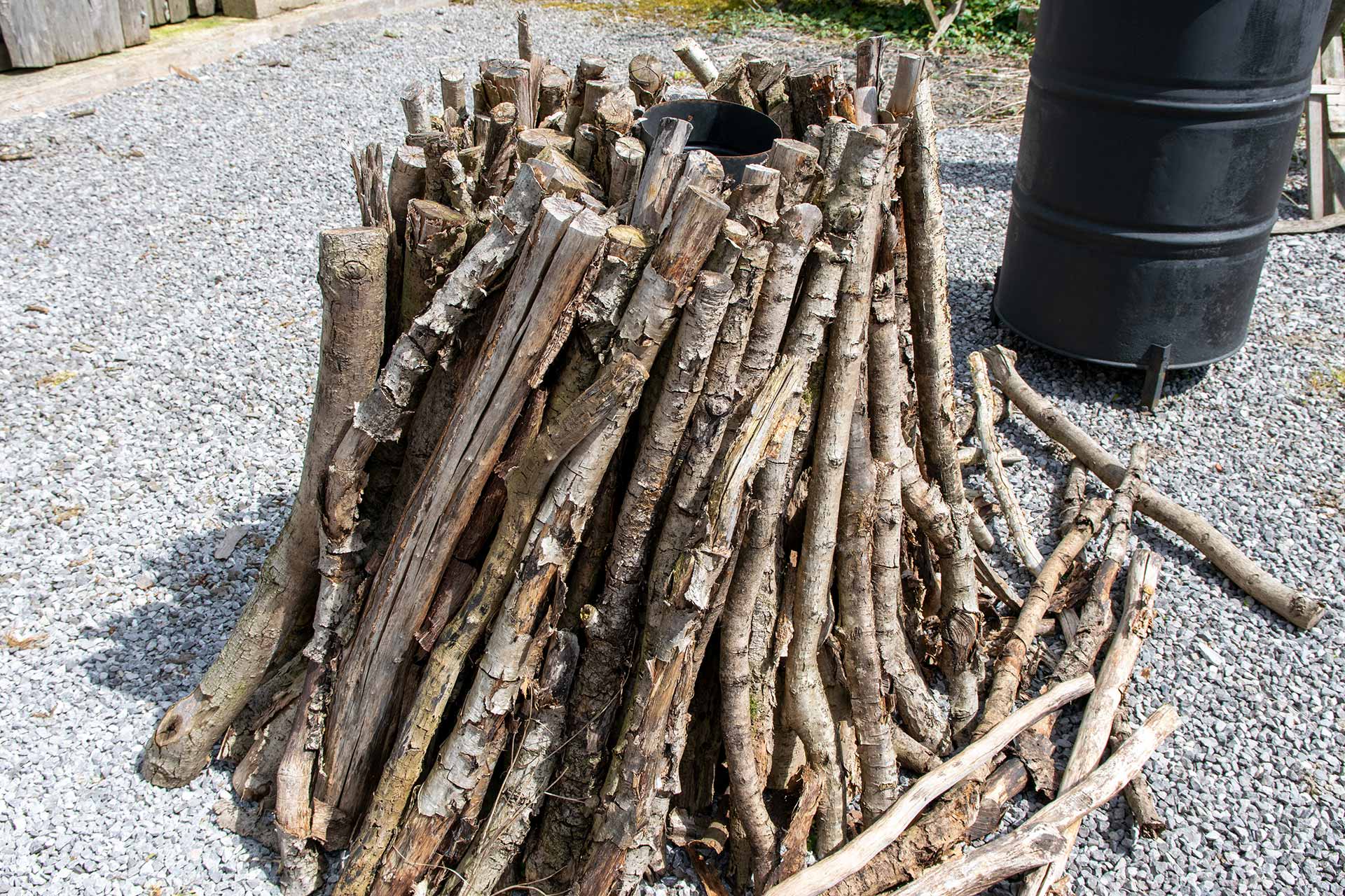 Meule de bois pour la fabrication du charbon
