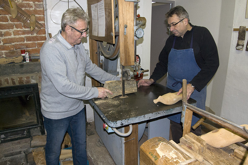 Étapes de fabrication d'un sabot en bois au Musée du Sabot de Buironfosse