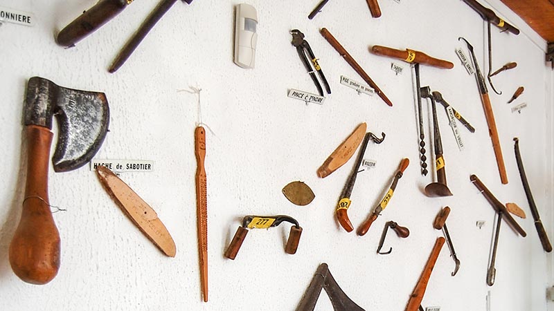 Salle d'iconographie et outils du sabotier